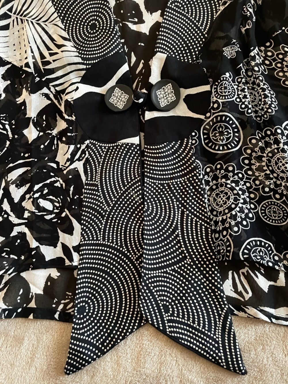 Women’s Geometric Black & White Printed 100% Silk Button Cardigan Shrug Jacket. - Picture 3 of 7